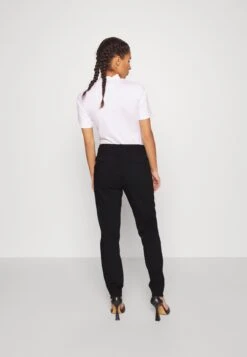 Vero Moda Petite Vmmille Slim Pant- Broek - Black 10 Vero Moda Petite Vmmille Slim Pant- Broek - Black -Vero Moda Winkel 00620a34776943e7b12c7981d3e103e3