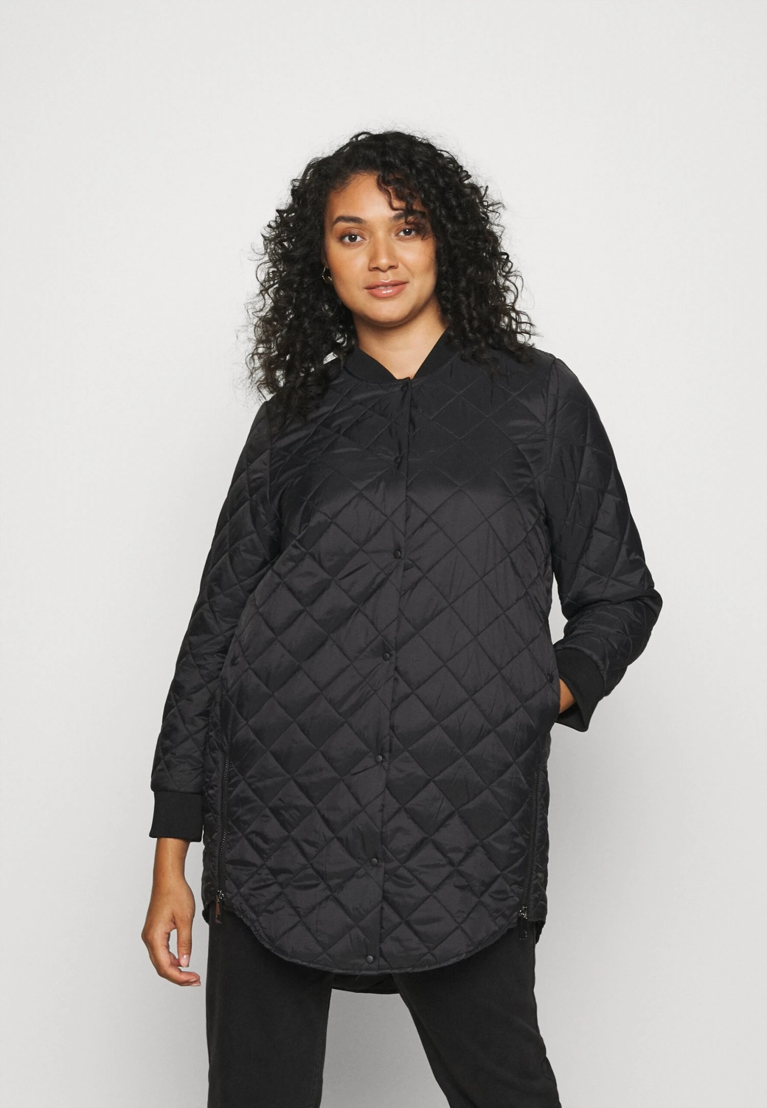 Vero Moda Curve Vmhayle Jacket - Halflange Jas - Black 3 Vero Moda Curve Vmhayle Jacket - Halflange Jas - Black
