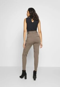 Vero Moda HrPaperbag Ga Noos - Broek - Bungee Cord 9 Vero Moda HrPaperbag Ga Noos - Broek - Bungee Cord -Vero Moda Winkel 08b9bdb9912a4ff2bc6adb8247f80d30