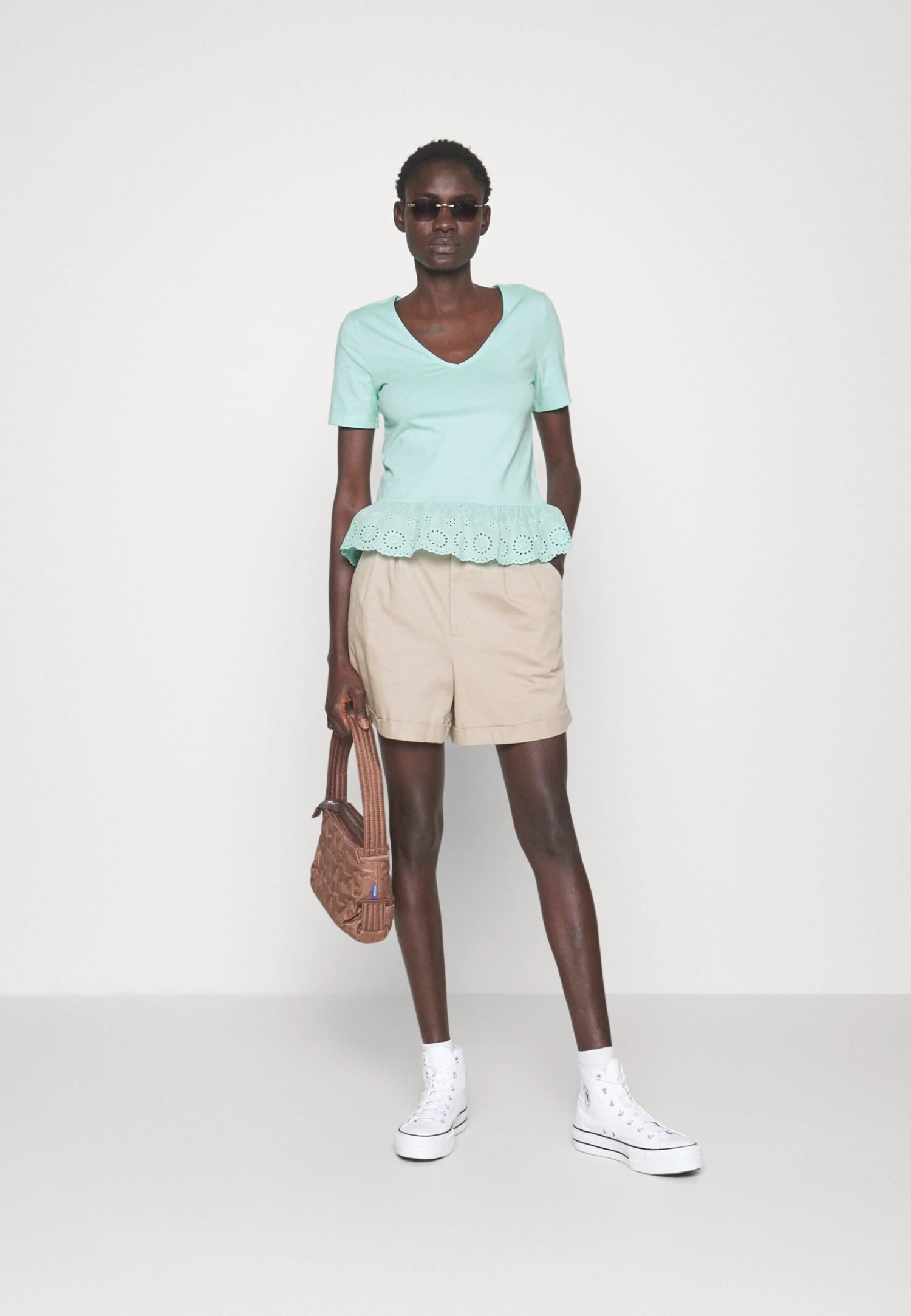 Vero Moda Tall Vmemily Peplum V Neck - T-Shirt Print - Limpet Shell 4 Vero Moda Tall Vmemily Peplum V Neck - T-Shirt Print - Limpet Shell - Afbeelding 2