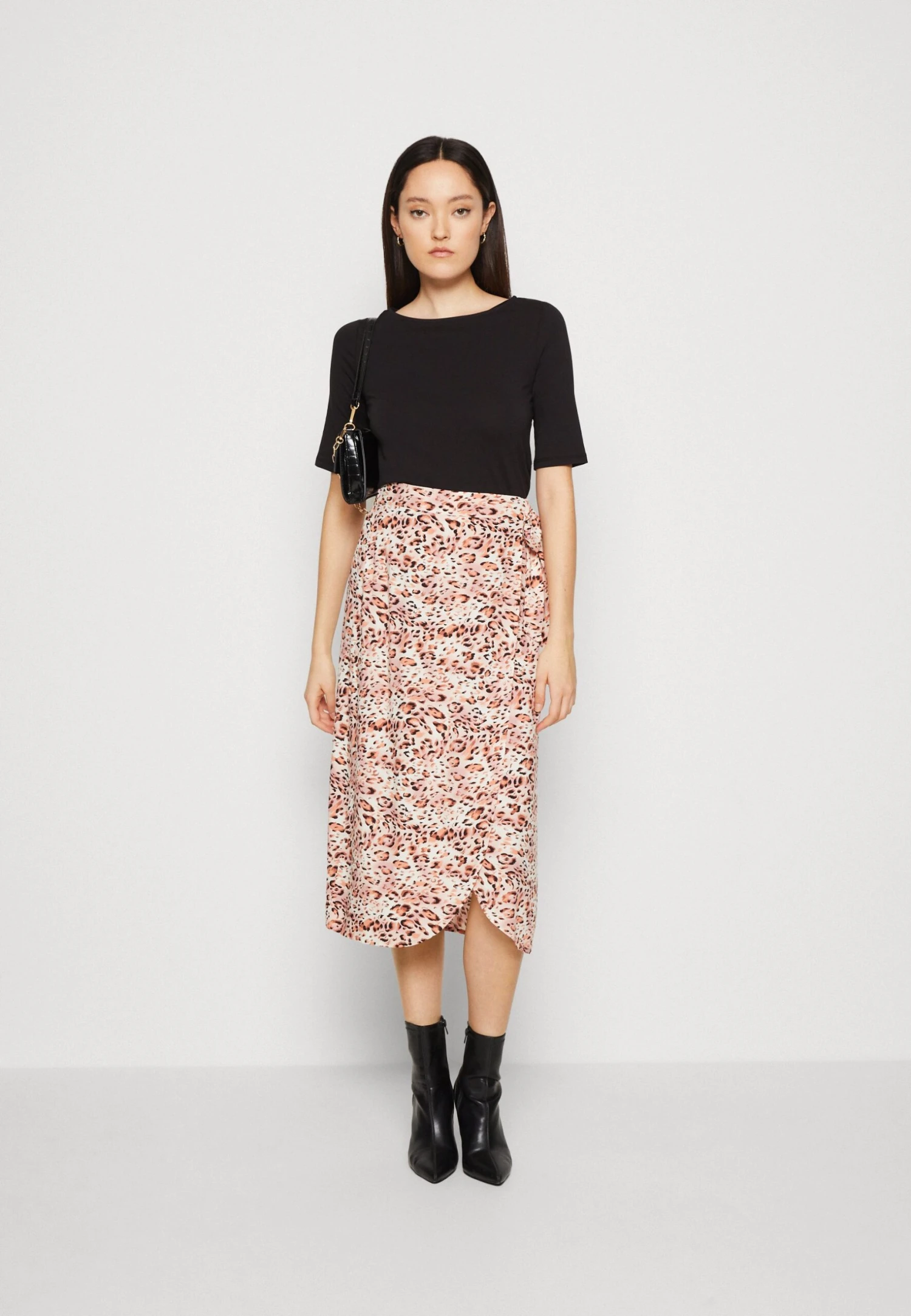 Vero Moda Vmsigamaxi Boat Neck- T-Shirt Basic - Black 4 Vero Moda Vmsigamaxi Boat Neck- T-Shirt Basic - Black - Afbeelding 2