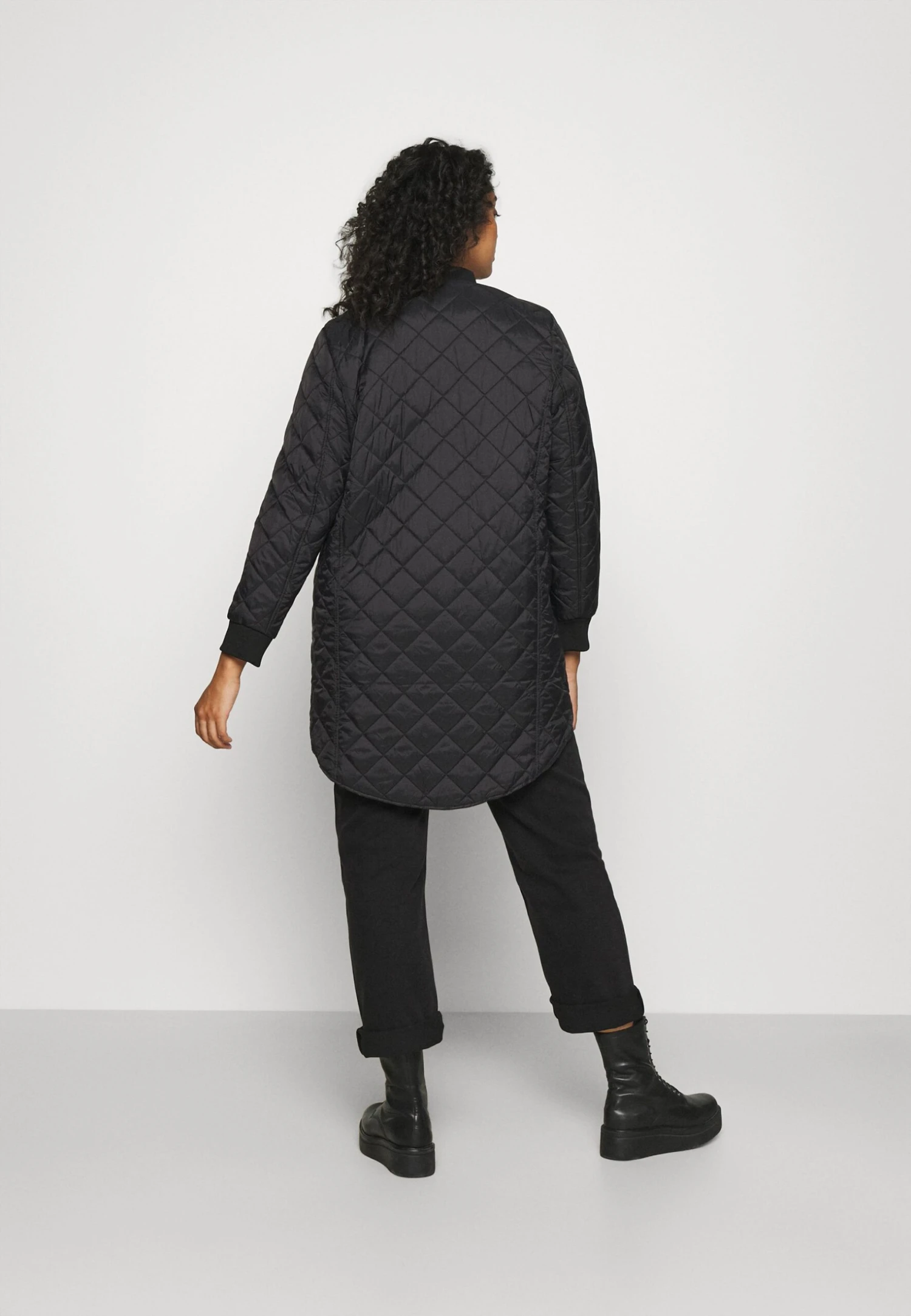 Vero Moda Curve Vmhayle Jacket - Halflange Jas - Black 5 Vero Moda Curve Vmhayle Jacket - Halflange Jas - Black - Afbeelding 3