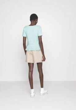 Vero Moda Tall Vmemily Peplum V Neck - T-Shirt Print - Limpet Shell 9 Vero Moda Tall Vmemily Peplum V Neck - T-Shirt Print - Limpet Shell -Vero Moda Winkel 29f3d61b410447a5a213eb11841f6c7a