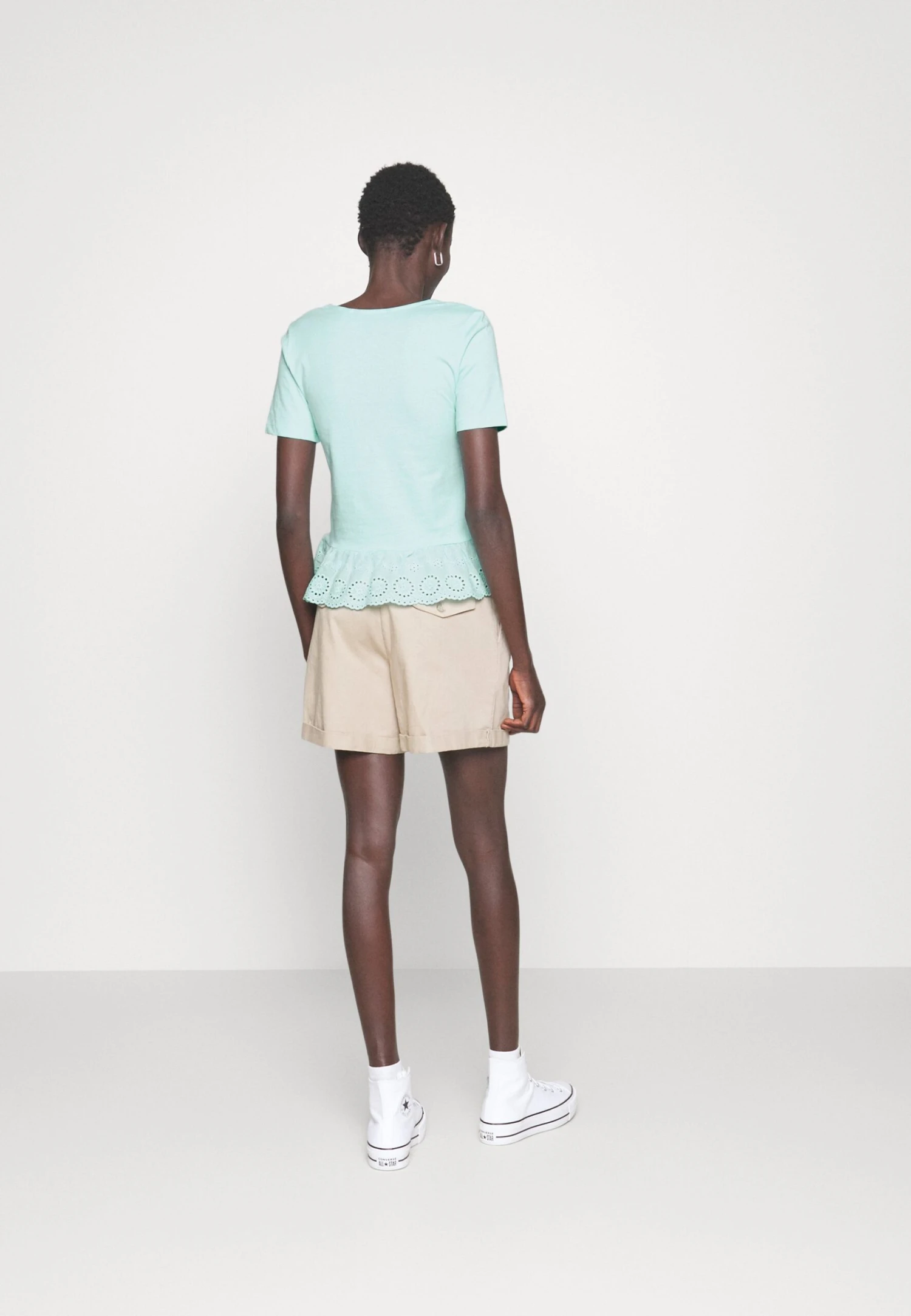 Vero Moda Tall Vmemily Peplum V Neck - T-Shirt Print - Limpet Shell 5 Vero Moda Tall Vmemily Peplum V Neck - T-Shirt Print - Limpet Shell - Afbeelding 3