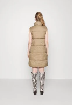 Vero Moda Uppsala Noos - Bodywarmer - Tigers Eye 12 Vero Moda Uppsala Noos - Bodywarmer - Tigers Eye -Vero Moda Winkel 2f1861650f664afca7b13f7b055317fd