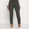 Vero Moda Petite Vmeva Mr Loose String- Broek - Peat -Vero Moda Winkel 36698ba616414632b52ce3ab0ee9a879