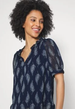 Vero Moda Petite Vmsara V Neck Top - T-Shirt Print - Navy Blazer /Sara -Vero Moda Winkel 379ff137a89849f7b30df39bdfa43546