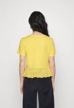 Vero Moda Petite Vmemily Peplum Top- T-Shirt Print - Golden Cream -Vero Moda Winkel 440a4da485e34040b8246bd9111d91e0