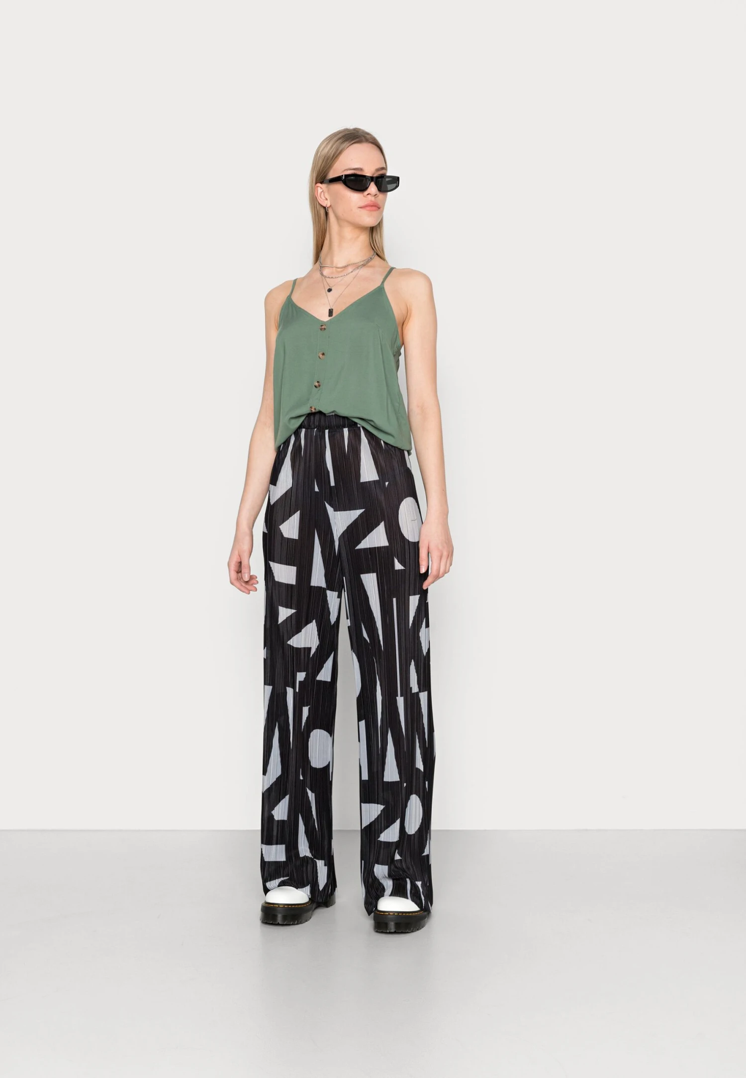 Vero Moda Vmvica Button Singlet Wvn Ga Noos - Top - Laurel Wreath 4 Vero Moda Vmvica Button Singlet Wvn Ga Noos - Top - Laurel Wreath - Afbeelding 2