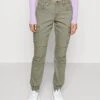 Vero Moda Petite Vmivy Mr Ankle Pants - Cargobroek - Ivy Green 2 Vero Moda Petite Vmivy Mr Ankle Pants - Cargobroek - Ivy Green -Vero Moda Winkel 5403dd5b0be94574b73a5a858c5da086