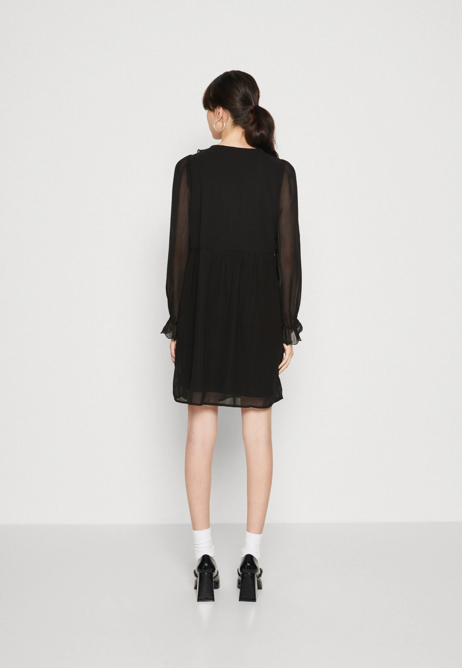 Vero Moda Vmnola V-Neck Short Dress - Jurk - Black 5 Vero Moda Vmnola V-Neck Short Dress - Jurk - Black - Afbeelding 3