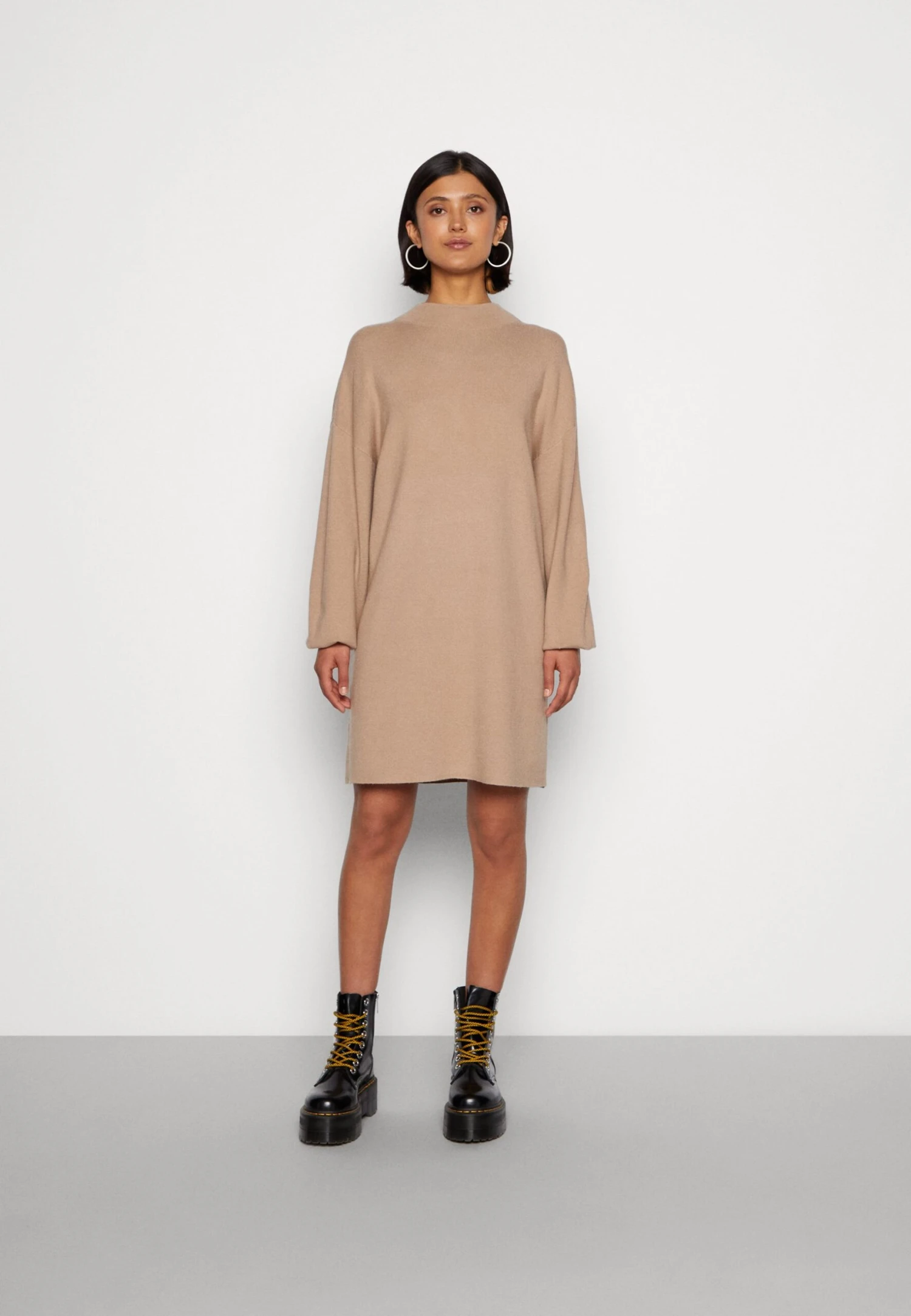 Vero Moda Vmnancy Funnelneck Dress- Gebreide Jurk - Silver Mink 3 Vero Moda Vmnancy Funnelneck Dress- Gebreide Jurk - Silver Mink