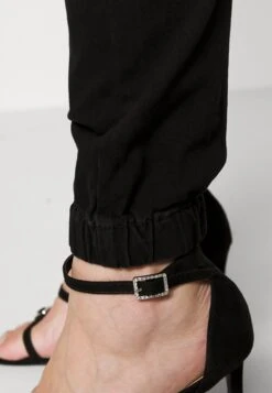 Vero Moda Tall Vmivy Ankle Pants - Cargobroek - Black -Vero Moda Winkel 6c50206bfcce4121a61e685dd82da15c