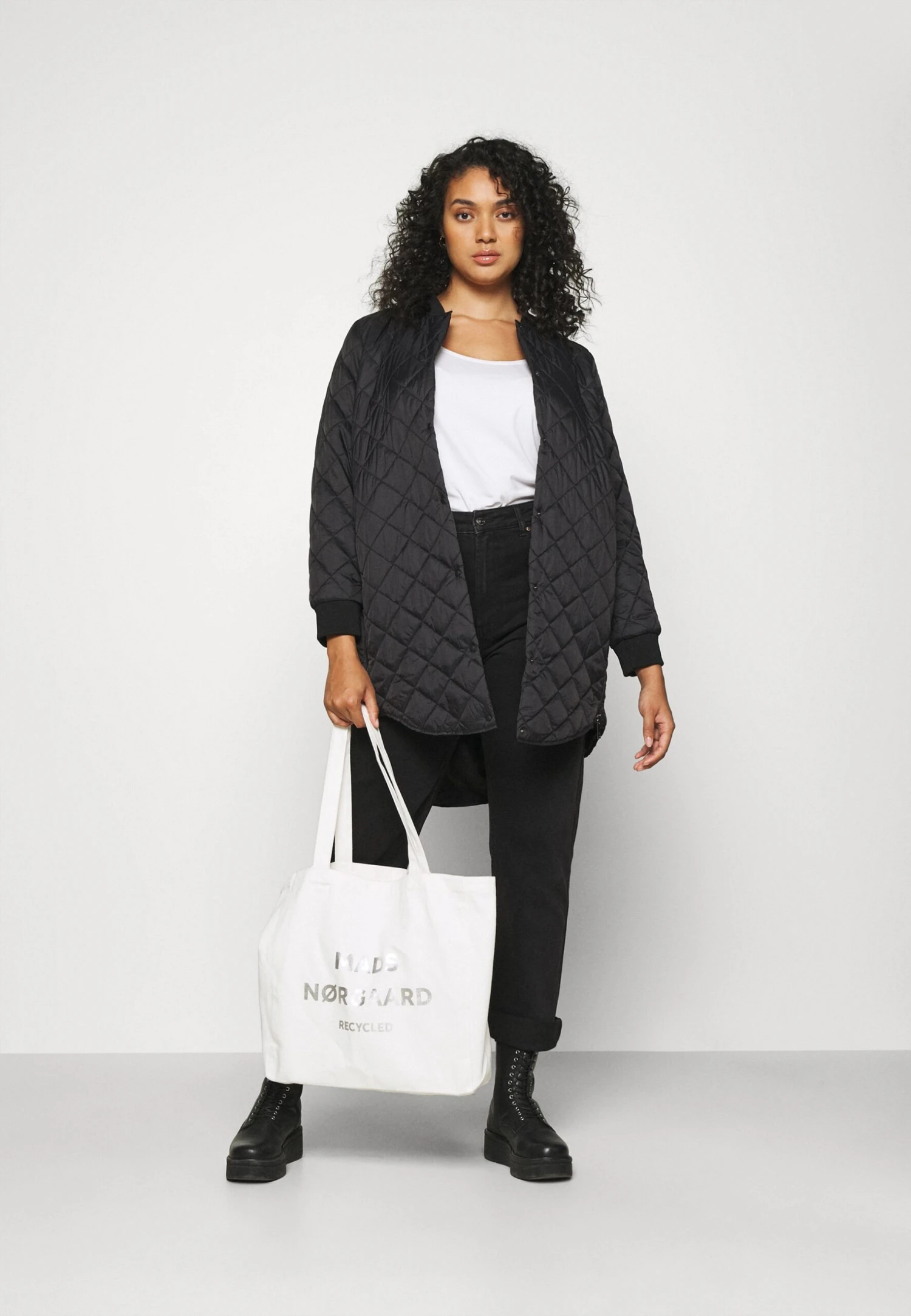 Vero Moda Curve Vmhayle Jacket - Halflange Jas - Black 4 Vero Moda Curve Vmhayle Jacket - Halflange Jas - Black - Afbeelding 2