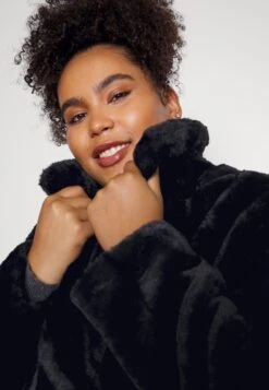 Vero Moda Curve Vmsuielly Long Faux Coat Plus Size - Mantel - Black -Vero Moda Winkel 73f34bcd64104a9a9510ce1f526c838f