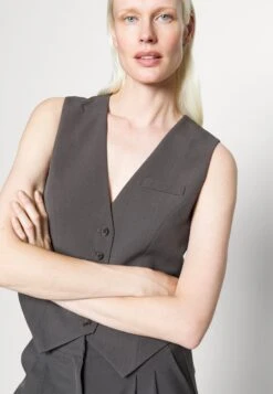 Vero Moda Tall Vmtroian Tailored Vest - Bodywarmer - Grey 12 Vero Moda Tall Vmtroian Tailored Vest - Bodywarmer - Grey -Vero Moda Winkel 763bb2b88eb641dbab301877b4864b3d