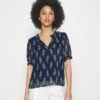 Vero Moda Petite Vmsara V Neck Top - T-Shirt Print - Navy Blazer /Sara 1 Vero Moda Petite Vmsara V Neck Top - T-Shirt Print - Navy Blazer /Sara -Vero Moda Winkel 7878eaf93ae34454b5eab109fa3d94e3