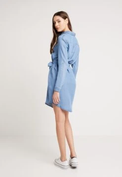 Vero Moda Vmmia Ls Regular Shirt Dress Ga - Spijkerjurk - Light Blue Denim 11 Vero Moda Vmmia Ls Regular Shirt Dress Ga - Spijkerjurk - Light Blue Denim -Vero Moda Winkel 81a0a1cb1c4445e4a5d92e8febff4e44