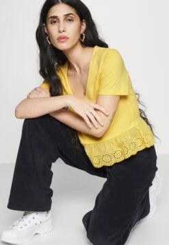 Vero Moda Petite Vmemily Peplum Top- T-Shirt Print - Golden Cream -Vero Moda Winkel 92a7f8de83cc4f4b9063e4cd846843ae