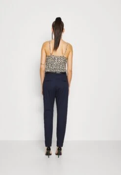 Vero Moda Vmflashino Regular Pants - Chino - Navy -Vero Moda Winkel 9fe5d2d9ee7443938b84611b5ddf50a6