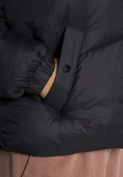 Vero Moda Petite Vmupsala Short Jacket - Winterjas - Black -Vero Moda Winkel a0fe2af3d7ae42449f16be6619dd96ae