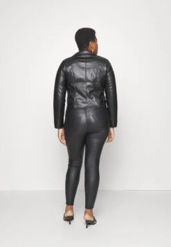 Vero Moda Curve Vmcbella Annabel Short Plus Size - Imitatieleren Jas - Black -Vero Moda Winkel a188e310998641d48999135e76004c23