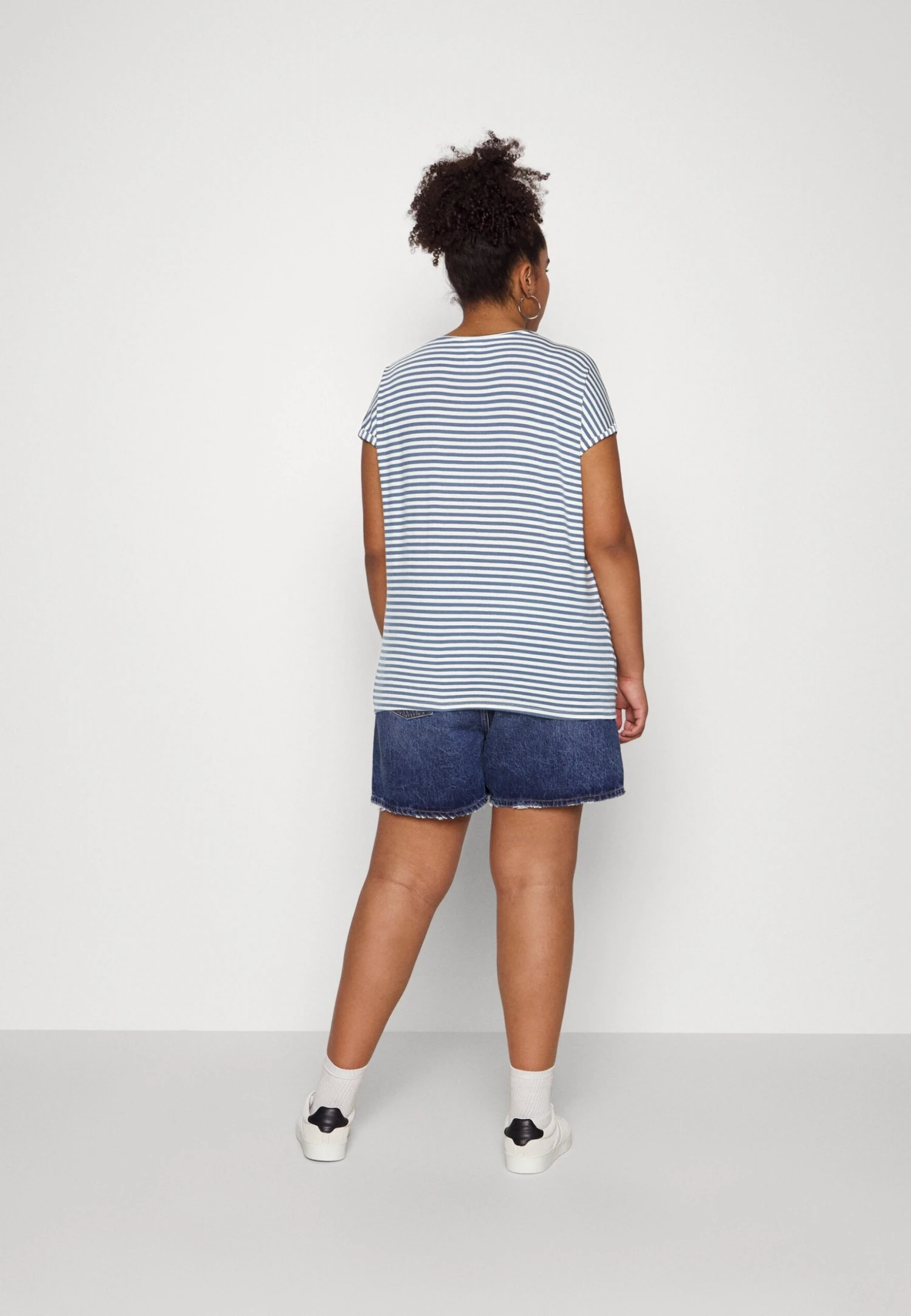 Vero Moda Curve Vmaya Plain Curve - T-Shirt Print - China Blue/Pristine 5 Vero Moda Curve Vmaya Plain Curve - T-Shirt Print - China Blue/Pristine - Afbeelding 3