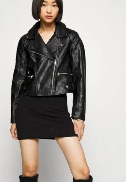 Vero Moda Petite Nicole Short Coated - Imitatieleren Jas - Black -Vero Moda Winkel aa034e98d9124cd885f208e0fedb8bbb