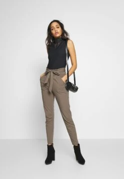 Vero Moda HrPaperbag Ga Noos - Broek - Bungee Cord 8 Vero Moda HrPaperbag Ga Noos - Broek - Bungee Cord -Vero Moda Winkel ae235ce5d7044e7294c29142c1ad2283