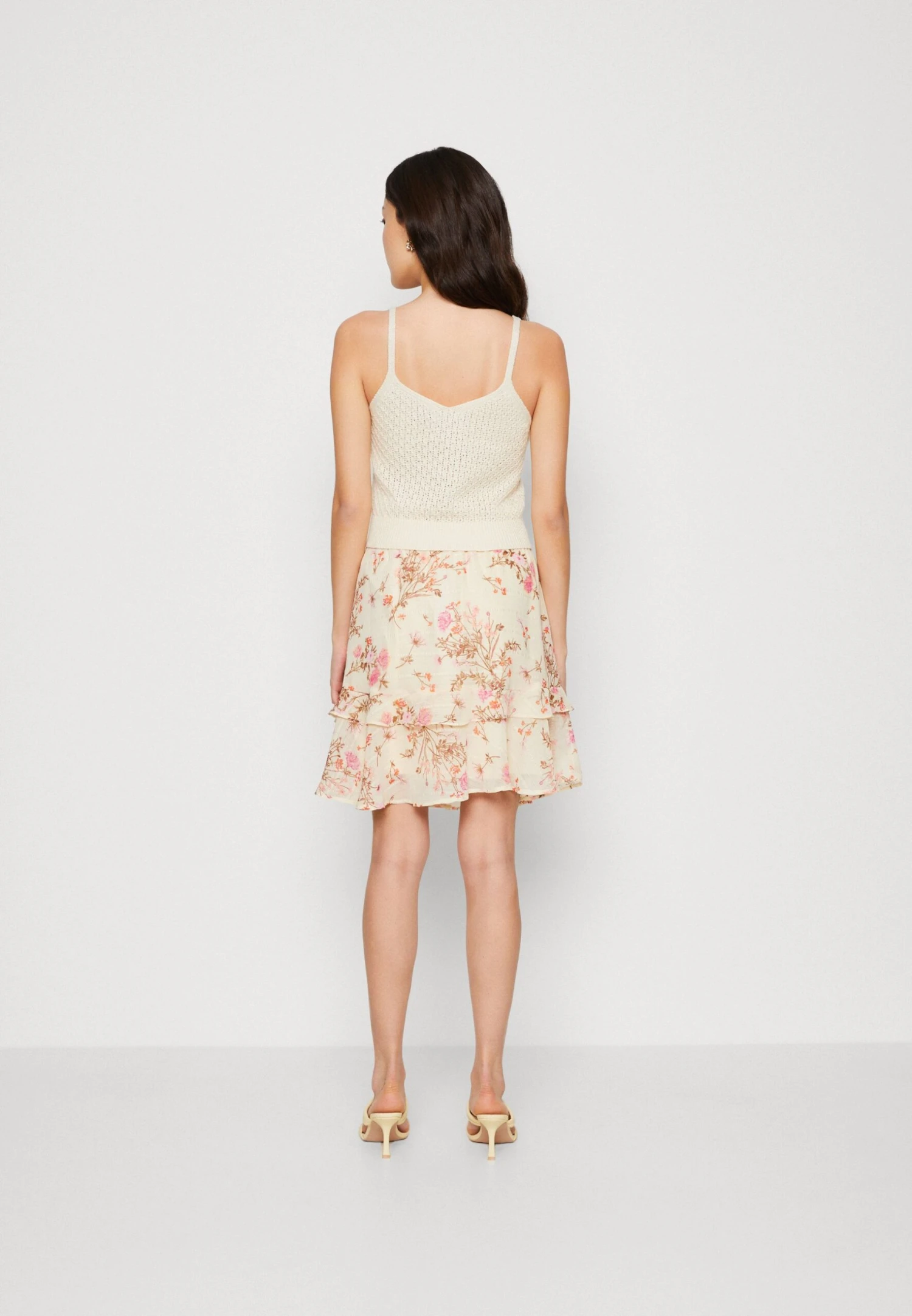 Vero Moda Vmblanca Strap Crop - Top - Birch 5 Vero Moda Vmblanca Strap Crop - Top - Birch - Afbeelding 3