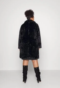 Vero Moda Curve Vmsuielly Long Faux Coat Plus Size - Mantel - Black -Vero Moda Winkel bf7da3e8f8b946b78996fec45bc6313c
