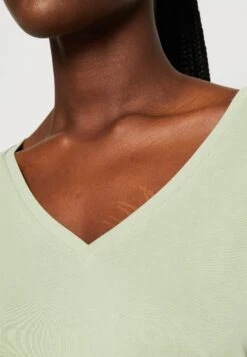 Vero Moda Vmfilli Ss V-Neck Ga Noos - T-Shirt Basic - Reseda -Vero Moda Winkel bf9d70cd2e3742ce984b5b27add9299e