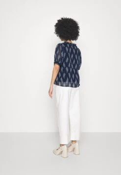 Vero Moda Petite Vmsara V Neck Top - T-Shirt Print - Navy Blazer /Sara -Vero Moda Winkel c378e23efe1747b883b63c4d9d99f900