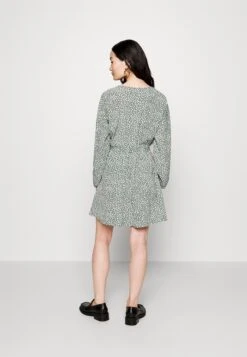 Vero Moda Petite Vmnaja Short Dress - Jurk - Dark Forest/Joey Dot -Vero Moda Winkel c8fa149efc3d4e9ebf988c1d5a90bd9d