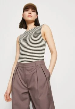 Vmfiona O Neck Body - Top - Off-White 10 Vmfiona O Neck Body - Top - Off-White -Vero Moda Winkel ccde5682df814d30b80fddaa3c83e80b