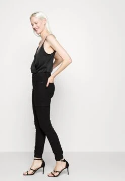 Vero Moda Tall Vmivy Ankle Pants - Cargobroek - Black -Vero Moda Winkel d5b5421516b245b0af2cba70748846bc