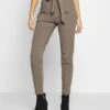 Vero Moda HrPaperbag Ga Noos - Broek - Bungee Cord 1 Vero Moda HrPaperbag Ga Noos - Broek - Bungee Cord -Vero Moda Winkel de01dbbffcfd4acb91e2e6786d990307