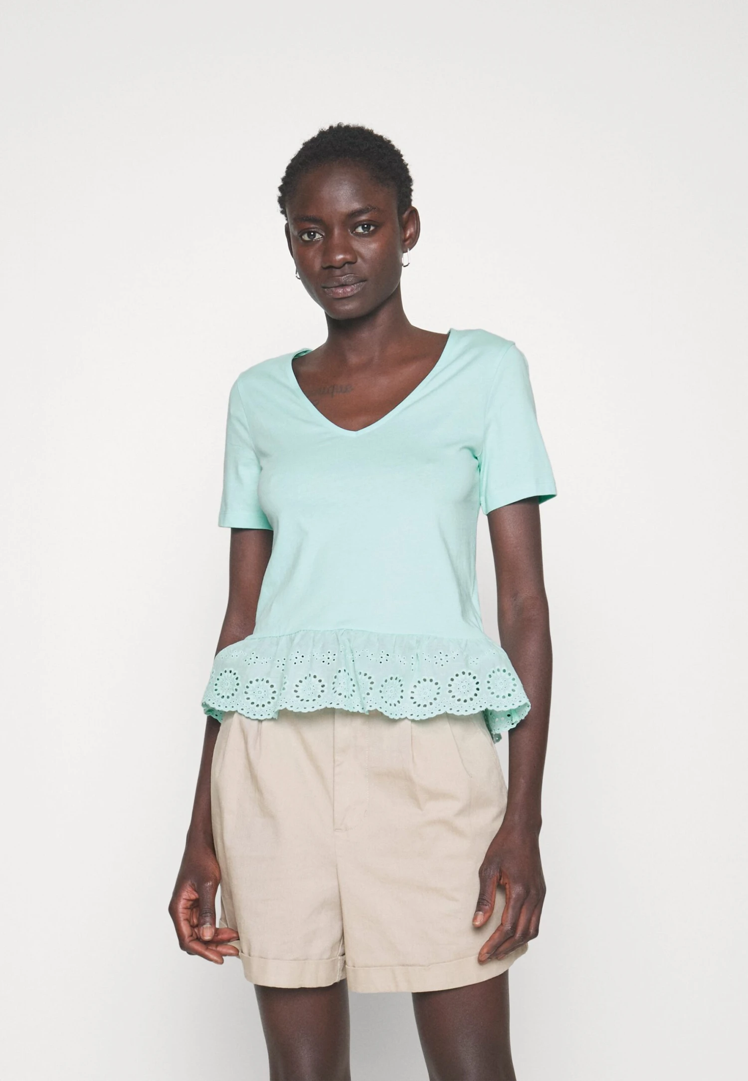 Vero Moda Tall Vmemily Peplum V Neck - T-Shirt Print - Limpet Shell 3 Vero Moda Tall Vmemily Peplum V Neck - T-Shirt Print - Limpet Shell