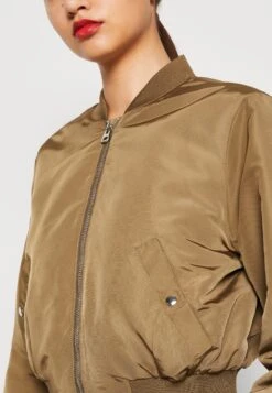 Vero Moda Vmami Short Jacket - Bomberjacks - Capers -Vero Moda Winkel ee8d13ac17be45dba612e6bc3099128a