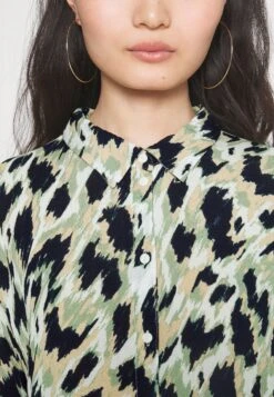 Vero Moda Petite Vmmenny Calf Shirt Dress - Blousejurk - Navy Blazer/Mette -Vero Moda Winkel f2ca3be08ba041ac83bebee7fadd3de9